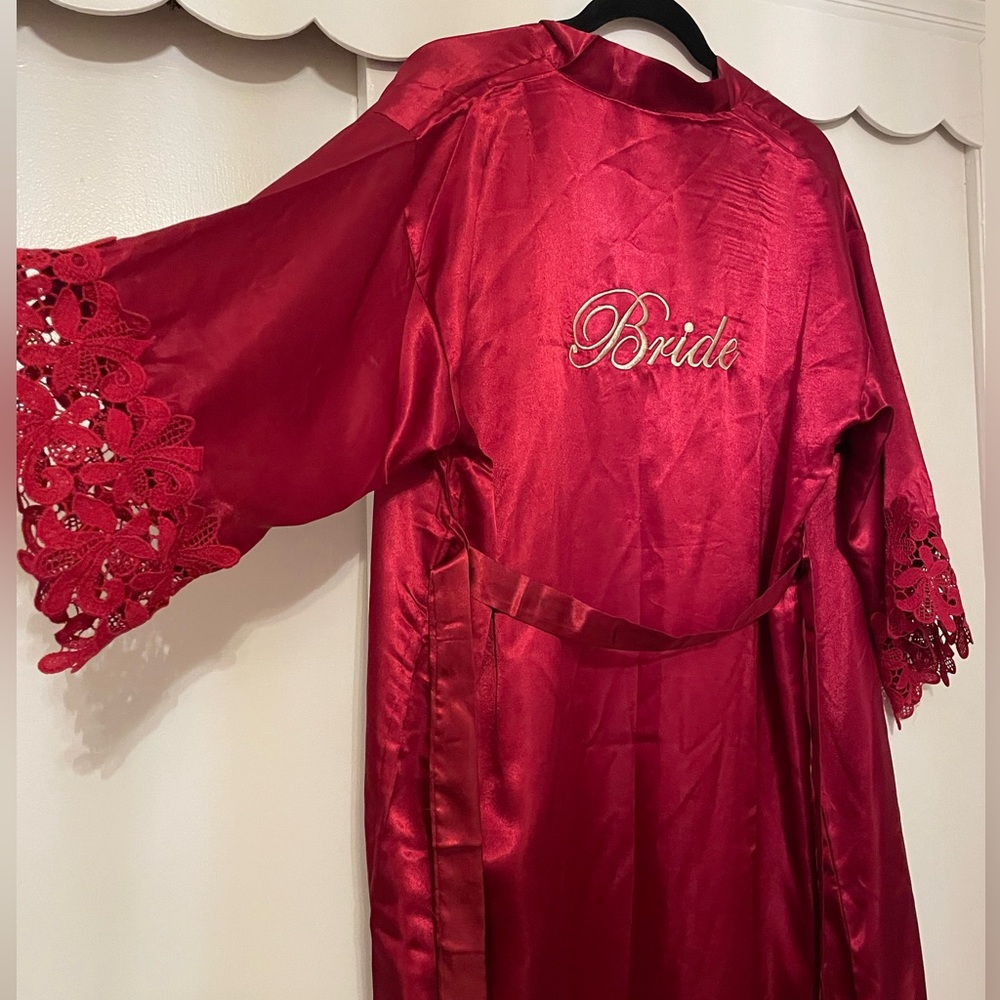 Red bride robe - Picture 3 of 3